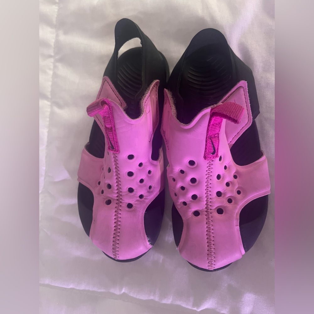 Closed toe athletic sandal